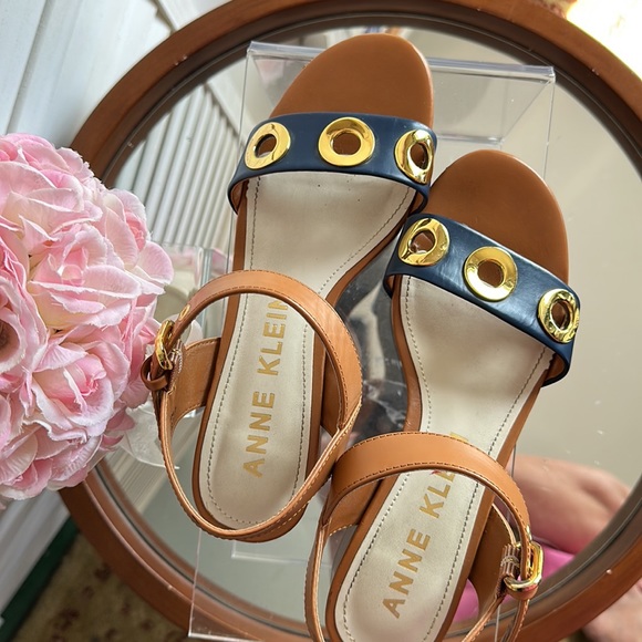 EUC Anne Klein Ellamae Blue & Tan Leather Block Heel Gold Grommet Sandal - Picture 10 of 14